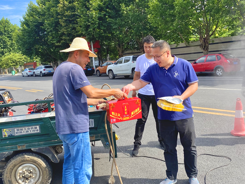 仙桃公司積極開(kāi)展“情系職工夏送清涼”活動(dòng).png 仙桃公司積極開(kāi)展“情系職工夏送清涼”活動(dòng).png
