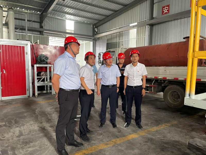 公司領(lǐng)導徐國強、劉新成到大荔科研中試線(xiàn)檢查指導工作-配圖1.png