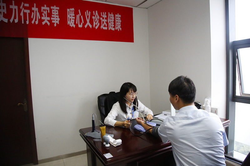 新型能源公司：全民健康生活方式日，暖心義診送健康
