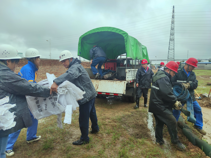 新型能源公司舉行暴雨極端天氣應急處置實(shí)戰演練-配圖2.png 新型能源公司舉行暴雨極端天氣應急處置實(shí)戰演練-配圖2.png