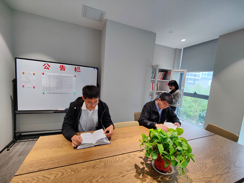 西安公司建立“職工書(shū)屋”2.jpg 西安公司建立“職工書(shū)屋”2.jpg