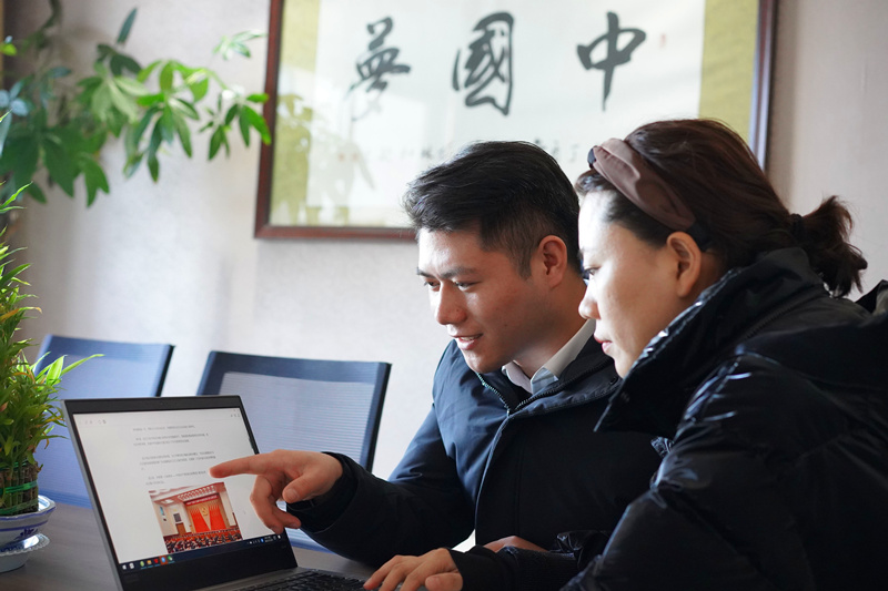 神木分公司充分利用微信公眾號服務(wù)平臺，及時(shí)發(fā)布中共十九屆六中全會(huì )精神學(xué)習的內容，引導全體員工通過(guò)學(xué)習要堅決貫徹黨中央決策部署，完整、準確、全面貫徹新發(fā)展理念，解放思想、深化改革、凝心聚力、擔當實(shí)干。_副本.jpg
