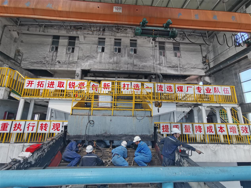 選煤公司袁大灘選煤廠(chǎng):高溫下的“搶修戰”-2.png 選煤公司袁大灘選煤廠(chǎng):高溫下的“搶修戰”-2.png