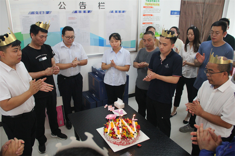 咸陽(yáng)公司集體生日會(huì )活動(dòng)溫馨舉辦