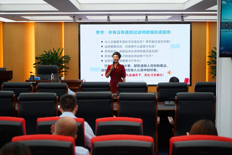 選煤公司舉辦商務(wù)禮儀培訓會(huì )-1.png