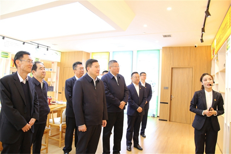 張文琪五一假期輕車(chē)簡(jiǎn)從深入陜北企業(yè)檢查安全生產(chǎn)并慰問(wèn)在崗干部職工1.jpg 張文琪五一假期輕車(chē)簡(jiǎn)從深入陜北企業(yè)檢查安全生產(chǎn)并慰問(wèn)在崗干部職工1.jpg