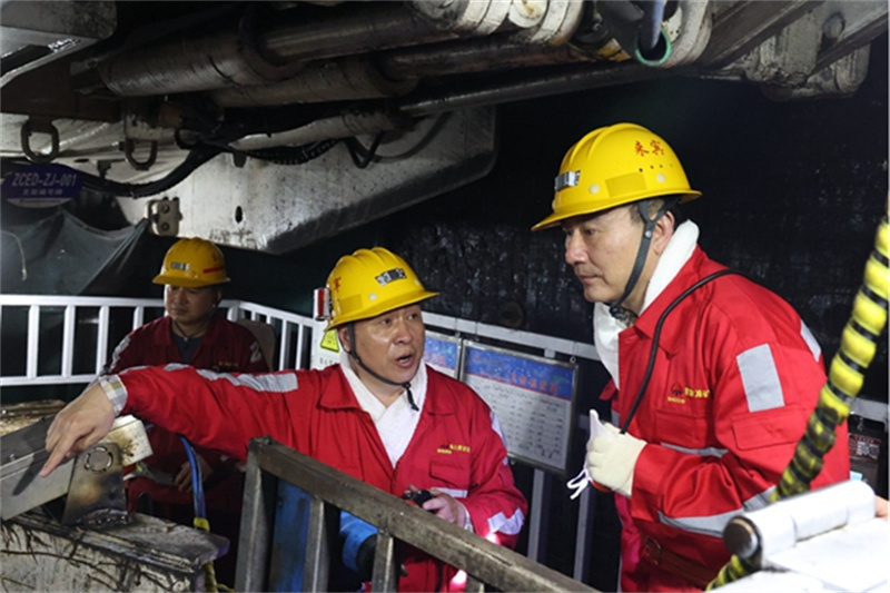 張文琪五一假期輕車(chē)簡(jiǎn)從深入陜北企業(yè)檢查安全生產(chǎn)并慰問(wèn)在崗干部職工4.jpg 張文琪五一假期輕車(chē)簡(jiǎn)從深入陜北企業(yè)檢查安全生產(chǎn)并慰問(wèn)在崗干部職工4.jpg