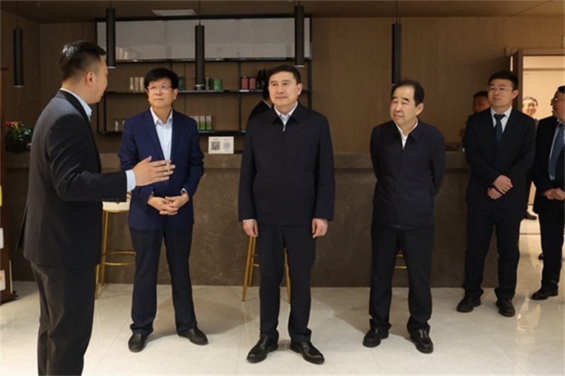 張文琪五一假期輕車(chē)簡(jiǎn)從深入陜北企業(yè)檢查安全生產(chǎn)并慰問(wèn)在崗干部職工5.jpg 張文琪五一假期輕車(chē)簡(jiǎn)從深入陜北企業(yè)檢查安全生產(chǎn)并慰問(wèn)在崗干部職工5.jpg