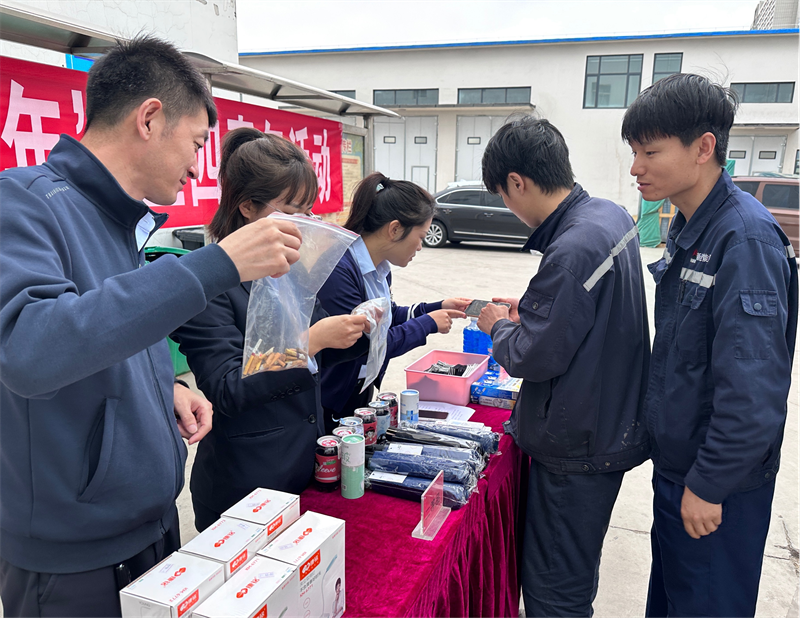 神木分公司曹家灘運營(yíng)中心團支部開(kāi)展“煙頭換禮，做文明青年”活動(dòng)