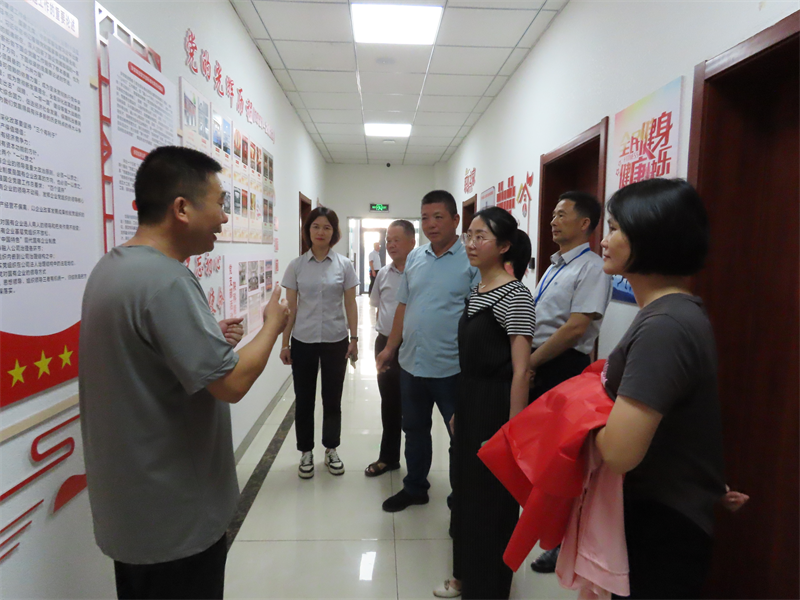 福鼎市總工會(huì )到福建陜科公司開(kāi)展“夏送清涼”高溫慰問(wèn)活動(dòng)