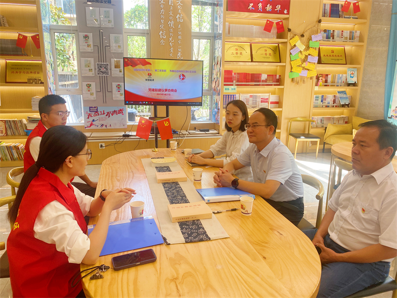 新型能源公司機關(guān)黨支部到神舟五路社區開(kāi)展黨員“雙報到” 活動(dòng)