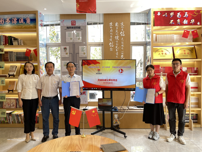 新型能源公司機關(guān)黨支部到神舟五路社區開(kāi)展黨員“雙報到” 活動(dòng)