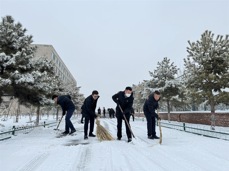 以雪為令 全員出動(dòng)——神木分公司開(kāi)展掃雪初冰活動(dòng)3.png