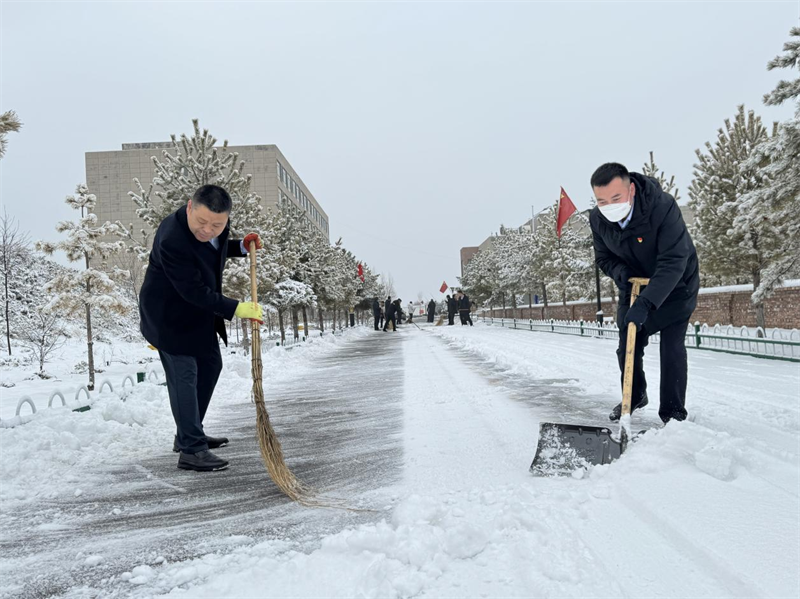 以雪為令 全員出動(dòng)——神木分公司開(kāi)展掃雪初冰活動(dòng)2.png