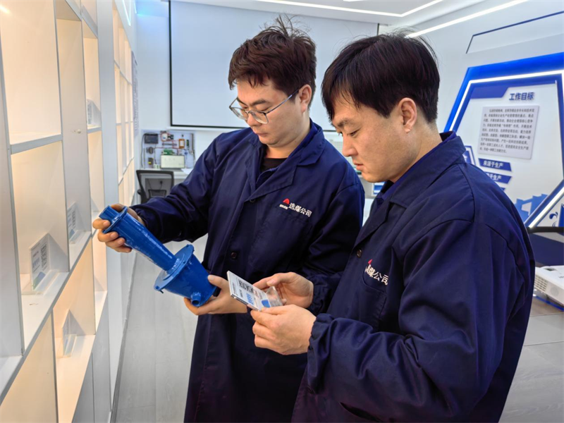 讓勞模創(chuàng  )新工作室成為職工創(chuàng  )新“大舞臺”——選煤公司姚雷勞模創(chuàng  )新工作室側記3.png 讓勞模創(chuàng  )新工作室成為職工創(chuàng  )新“大舞臺”——選煤公司姚雷勞模創(chuàng  )新工作室側記3.png