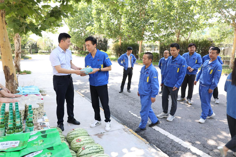 新型能源公司工會(huì )開(kāi)展職工代表巡視安全工作暨“送清涼”活動(dòng)