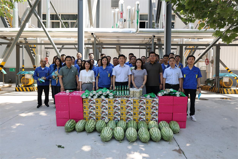 新型能源公司工會(huì )開(kāi)展職工代表巡視安全工作暨“送清涼”活動(dòng)