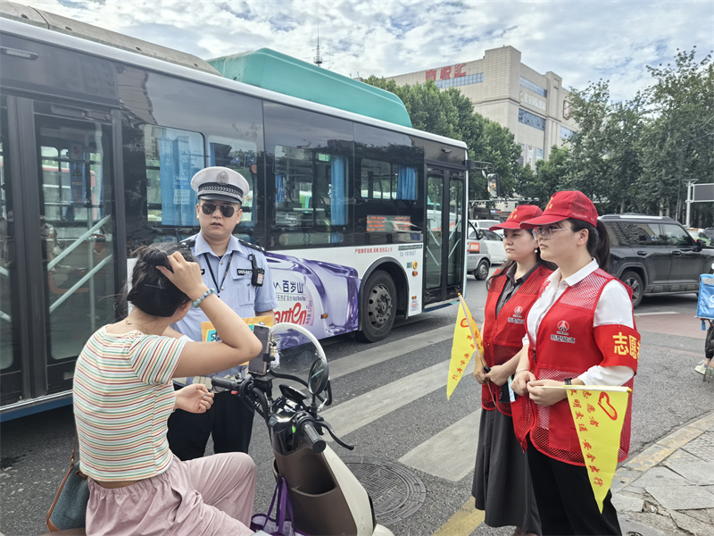 新型能源公司聯(lián)合陜煤集團文明辦開(kāi)展交通文明勸導志愿服務(wù)活動(dòng)